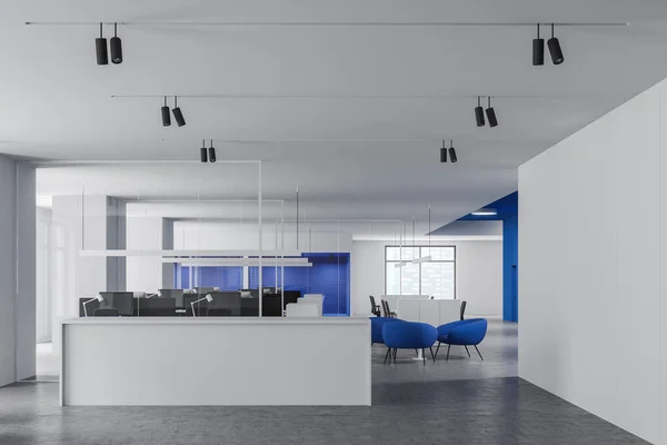 Interieur Van Stijlvolle Open Ruimte Kantoor Met Witte Blauwe Muren — Stockfoto