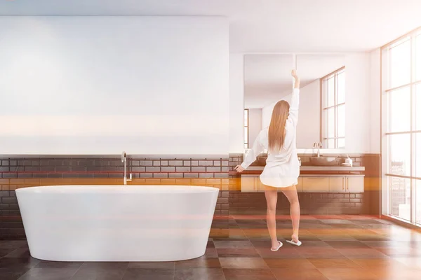 Jovem Mulher Camisola Banheiro Luxo Com Paredes Tijolo Branco Cinza — Fotografia de Stock