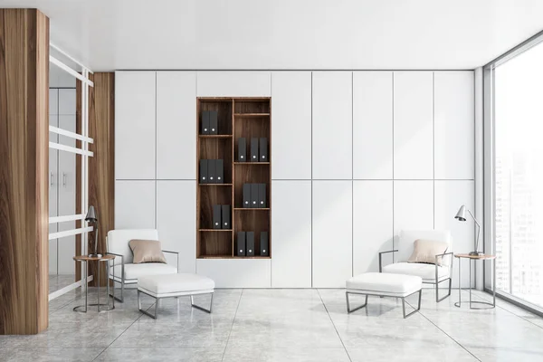 白と木製の壁で豪華なオフィス待合室のインテリア それらの近くに丸いコーヒーテーブルと2つの白い革のアームチェアとフォルダを持つ本棚 3Dレンダリング — ストック写真