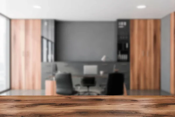 Dřevěný Stůl Pro Váš Produkt Rozmazané Luxusní Ceo Kanceláři Šedými — Stock fotografie