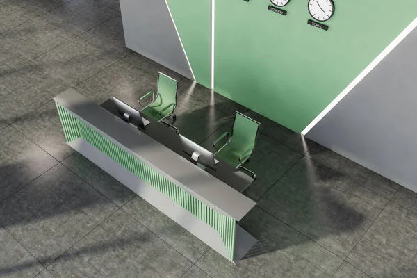 グレーと緑の壁 タイル張りの床 世界の首都で時間を示すコンピュータや時計を備えた快適なフロントデスクと現代の国際的な会社のオフィスのトップビュー 3Dレンダリング — ストック写真