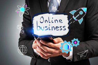 Koyu gri arka plan üzerinde akıllı telefonu olan iş adamının elleri. Yaratıcı online iş skecini iki kez sergilemiş. Koronavirüs salgını sırasında teknoloji ve iş kavramı. Tonu ayarlanmış resim