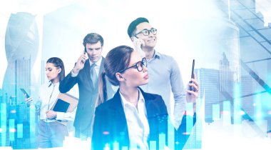 Dört farklı iş adamı soyut şehirde akıllı telefon kullanıyor ve iki kez bulanık dijital grafiğe maruz kalıyor. Borsa ve takım çalışması kavramı. Tonu ayarlanmış resim