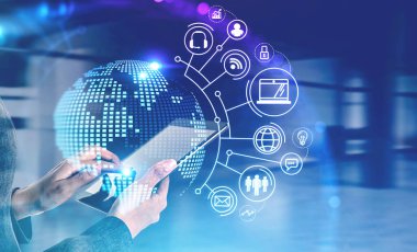 Bulanık odada tablet kullanan iş kadınının elleri fütüristik online iş arayüzü ile çift pozlama. İnternet kavramı ve covid 19 salgını sırasında evden çalışma kavramı. Tonu ayarlanmış resim