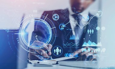 Tanımlanamayan Afrikalı Amerikalı iş adamı bulanık masada yazıyor ve gelecekteki online iş arayüzü çift taraflı olarak ortaya çıkıyor. Tonlanmış görüntü. Bu görüntünün elementleri NASA tarafından desteklenmektedir