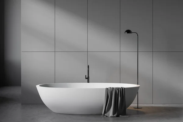 Minimalistisches Badezimmer Mit Dunkelgrauen Wänden Betonboden Und Bequemer Weißer Badewanne — Stockfoto