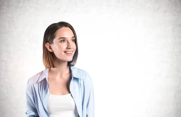 Porträt Einer Lächelnden Jungen Frau Mit Blonden Haaren Lässiger Kleidung — Stockfoto