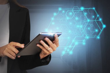 Bulanık odada tablet bilgisayarla çalışan iş kadınının elleri iki kat yapay zeka hologramına maruz kalıyor. Makine öğrenme kavramı. Tonu ayarlanmış resim