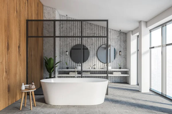 木製の壁を持つ豪華な屋根裏部屋のバスルームのインテリア 2つのラウンドミラー付きのダブルシンク ガラス壁の近くの快適な浴槽とぼやけた街並みとパノラマの窓 3Dレンダリング — ストック写真