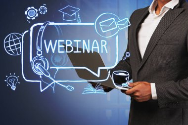 Bilgisayarı veri merkezinin arka planında tutan işadamının elleri. Webinar skecini iki kez gösteriyor. Tonu ayarlanmış resim