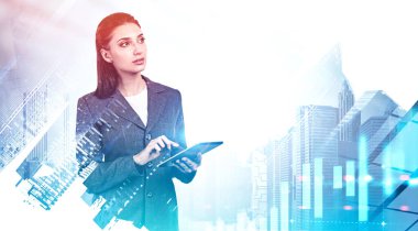 Bulanık şehirde tablet kullanan güzel bir kadın tüccar. Dijital finansal grafiği iki katına çıkarıyor. Yatırım ve borsa kavramı. Tonu ayarlanmış resim