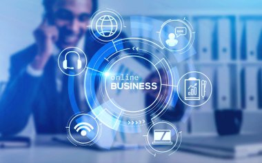 Bulanık gülümseyen Afro-Amerikan iş adamı. Bulanık odada akıllı telefondan konuşuyor. Yaratıcı fütüristik daldırıcı hud çevrimiçi iş arayüzü iki kez ortaya çıkıyor. Tonu ayarlanmış resim