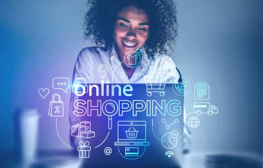 Bulanık odada dizüstü bilgisayar kullanan neşeli, genç Afrikalı Amerikalı bir kadın. Fütüristik online alışveriş arayüzü çift pozlu. Tonu ayarlanmış resim