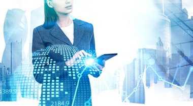 Şehirde tablet bilgisayar kullanan tanınmayan bir iş kadını. Çevrimiçi iş arayüzü ve dijital grafiği iki katına çıkarıyor. Covid 19 Coronavirus salgınında çalışma kavramı. Tonu ayarlanmış resim