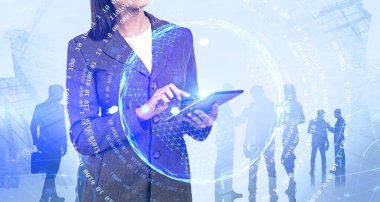 Şehirde tablet bilgisayar kullanan tanınmayan bir iş kadını ekibini ve online iş arayüzünü iki kez gösteriyor. Covid 19 Coronavirus salgınında çalışma kavramı. Tonu ayarlanmış resim