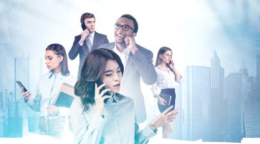 Şehirdeki çeşitli iş adamları akıllı telefonlardan konuşuyor. İş iletişimi ve teknoloji kavramı. Renkli bulanık resim çift pozlama