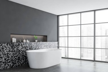 Modern banyonun köşesinde gri mozaik duvarlar, beton zemin, bulanık şehir manzaralı pencere, rahat bir küvet ve güzellik ürünleriyle dolu raf. 3d oluşturma