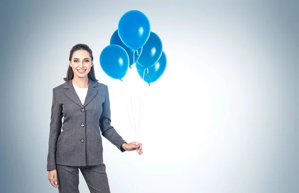 Retrato Una Joven Empresaria Europea Sonriente Con Elegante Traje Que — Foto de Stock