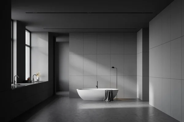 Intérieur Salle Bain Spacieuse Avec Murs Gris Sol Béton Baignoire — Photo