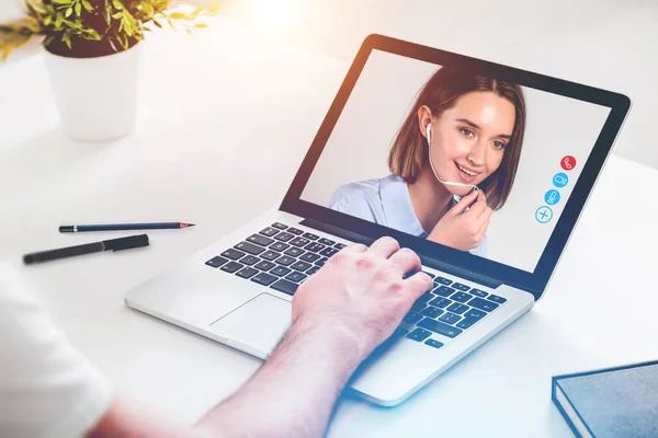 Geschäftsmann Und Junge Frau Telefonieren Mit Laptop Verschwommenem Tisch Konzept — Stockfoto