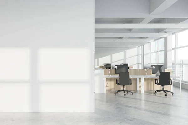 现代工业风格的室内开放空间办公室 白色的墙壁 混凝土地面 成排的电脑桌和全景窗与模糊的城市景观 把墙弄坏了 3D渲染 — 图库照片