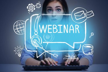 Gri arka planda klavyeye yazı yazan şaşırmış genç bir kadının portresi. Yaratıcı Webinar skecini iki kez sergilemiş. Öğrenme kavramı. Tonu ayarlanmış resim