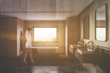 Modern banyoda bej ve fayanslı duvarları, rahat küveti ve iki aynalı çift lavabosu olan bulanık genç bir kadın. Renkli resim çift pozlama