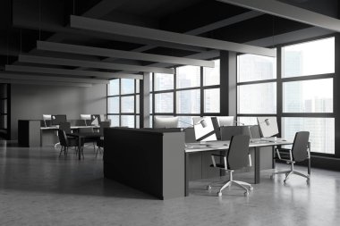 Gri duvarları, beton zemini ve siyah sandalyeli beyaz bilgisayar masaları olan panoramik açık uzay ofisinin köşesi. Bulanık şehir manzaralı bir pencere. 3d oluşturma
