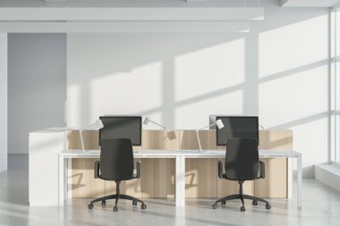 Modern endüstriyel tarzda, beyaz duvarları, beton zemini, sıra sıra bilgisayar tabloları ve panoramik penceresi olan yeni bir iş yeri. 3d oluşturma