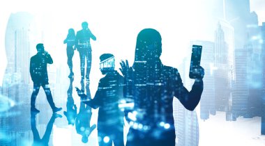 İş adamlarının siluetleri soyut bulanık gece şehrinde görüntülü sohbetler ve telefonda konuşmalar. Çevrimiçi iş ve iletişim kavramı. Renkli resim çift pozlama