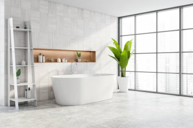 Modern banyonun köşesinde beyaz ahşap duvarlar, beton zemin, üstünde çukur olan rahat bir küvet ve kozmetik ürünlerle dolu raflar. Bulanık şehir manzaralı pencereler. 3d oluşturma