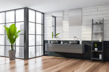 Ahşap ve gri tuğlalı duvarları olan şık bir banyonun köşesi, ahşap zemin, beyaz tezgahta duran çift lavabo, iki dikey ayna ve güzellik ürünleriyle dolu raflar. 3d oluşturma