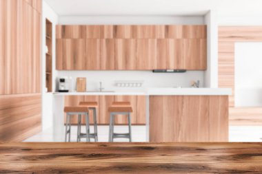 Beyaz tuğladan duvarları, beyaz ahşap zemini, ahşap dolapları ve lavabo ve ocakta yapılmış tezgahları olan bulanık ve şık bir mutfakta ahşap bir masa. Tabureli bir bar. 3D oluşturma maketi