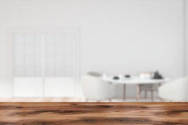 Ürününüz için ahşap masa bulanık minimalist yemek odasında beyaz duvarlı, ahşap zemin, beyaz koltuklu yuvarlak masa halı ve kapalı kapılı. 3D oluşturma maketi