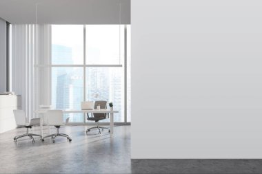 Beyaz duvarları, beton zemini, ziyaretçiler için sandalyeli beyaz bilgisayar masası ve bulanık manzaralı pencereli panoramik CEO ofisi. Sola doğru duvar yapın. 3d oluşturma