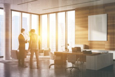 İki iş adamı modern CEO ofisinde ahşap duvarları, bilgisayar masası ve koltuklu oturma odası olan belgeleri tartışıyor. Bulanık şehir manzarası. Renkli resim çift pozlama