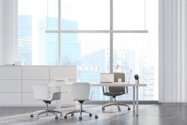 Beyaz duvarları, beton zemini, ziyaretçiler için sandalyeli beyaz bilgisayar masası ve bulanık manzaralı pencereli panoramik CEO ofisi. 3d oluşturma