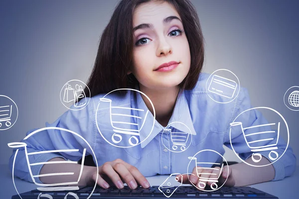 Hermosa Mujer Joven Escribiendo Teclado Mesa Sobre Fondo Gris Con —  Fotos de Stock