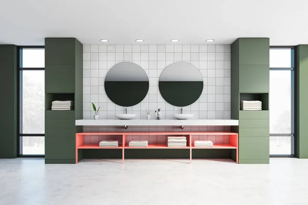 Interieur Des Stilvollen Badezimmers Mit Weiß Gefliesten Und Grünen Wänden — Stockfoto