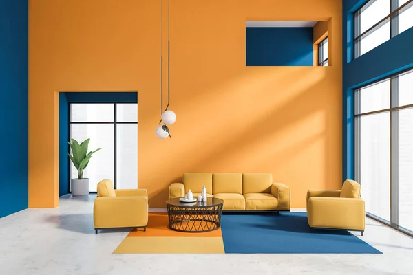 Interno Elegante Soggiorno Con Pareti Arancioni Blu Pavimento Cemento Comodo — Foto Stock