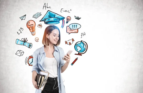 Lächelndes Teenie Mädchen Mit Smartphone Und Büchern Die Neben Betonwänden — Stockfoto