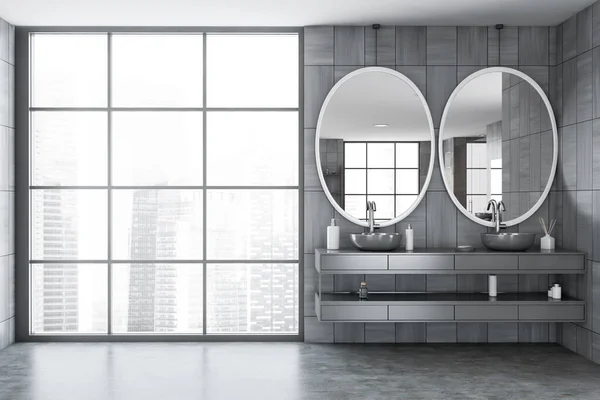 グレーの木製の壁 コンクリートの床 2つの楕円形の鏡とぼやけた街並みと窓で快適なダブルシンクとパノラマバスルームのインテリア 3Dレンダリング — ストック写真