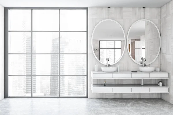 Interior Banheiro Panorâmico Com Paredes Madeira Branca Piso Concreto Confortável — Fotografia de Stock