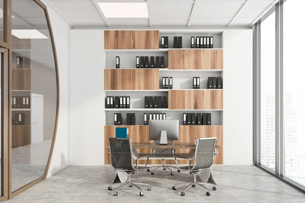带有白色和棕色墙壁的未来派办公室的内部 混凝土地板 首席执行官计算机办公桌和带有文件夹的木制书柜 3D渲染 — 图库照片