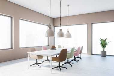 Bej duvarları, beton zemini, pastel sandalyeli uzun konferans masası ve endüstriyel lambaları olan şık yönetim kurulu odasının köşesi. Bulanık şehir manzaralı pencereler. 3d oluşturma