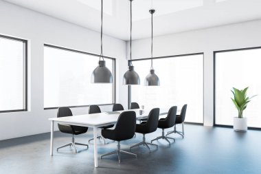 Beyaz duvarlı modern yönetim kurulu odasının köşesi, beton zemin, siyah sandalyeli uzun toplantı masası ve endüstriyel lambalar. Bulanık şehir manzaralı pencereler. 3d oluşturma