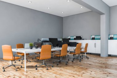 Gri duvarları, ahşap zemini, turuncu sandalyeleri ve beyaz dosya dolapları olan büyük beyaz bilgisayar masasının köşesi. 3d oluşturma