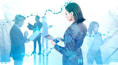 Değişik iş adamları soyut şehirde birlikte çalışıyor. Bulanık büyüyen finansal grafiğe çift taraflı maruz kalıyorlar. Ticaret ve yatırım kavramı. Tonu ayarlanmış resim