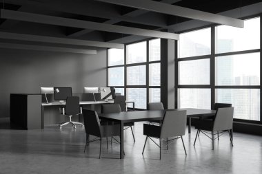 Panoramik açık uzay ofisinin köşesinde gri duvarlar, beton zemin, siyah sandalyeli beyaz bilgisayar masaları ve koltuklu uzun konferans masaları. Bulanık şehir manzaralı bir pencere. 3d oluşturma