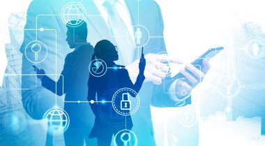İş dünyası lideri ve ekibi, bulanık şehir manzarası ve çevrimiçi iş arayüzü içeren akıllı telefonlar kullanıyor. İnternet ve iletişim kavramı. Tonu ayarlanmış resim